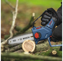 Akku Kettensäge beim Sägen eines Holzstücks mit der Hand gehalten