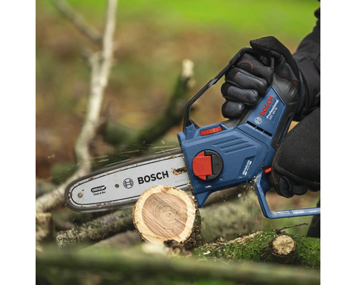 Akku Kettensäge beim Sägen eines Holzstücks mit der Hand gehalten