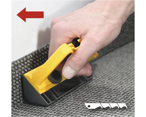 Eine Person schneidet einen Teppich mit einem Teppichschneider.