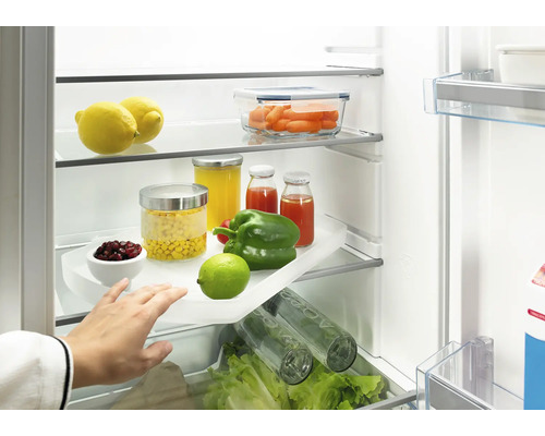 Innenraum eines Kühlschranks mit Lebensmitteln auf Glasböden