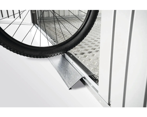 Detailaufnahme eines Fahrradreifens auf einer geriffelten Metallrampe