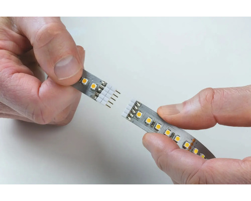 Zwei LED-Streifen werden mit einem Verbindungsstück zusammengefügt
