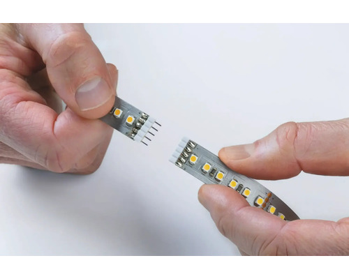 Zwei LED-Streifen werden verbunden.