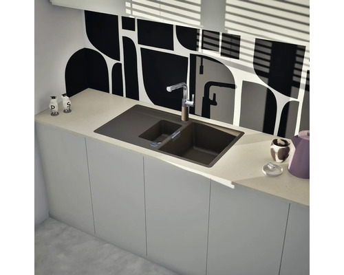 Spüle mit Abtropffläche und Küchenarmatur in einer modernen Küche