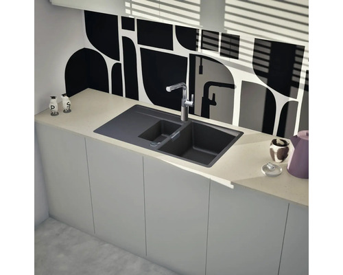 Küchenspüle mit Armatur in einer modernen Küche