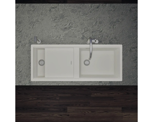 Aufsicht auf eine weiße Küchenspüle mit zwei Becken und einem Wasserhahn.