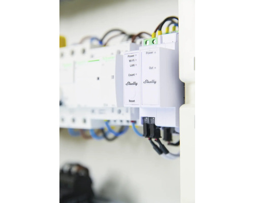 Shelly Logo auf einem Stromzähler mit Anzeige für Strom, WLAN und LAN