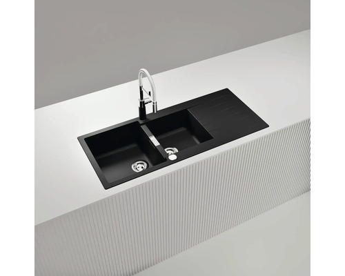 Schwarze Küchenspüle mit zwei Becken, Abtropffläche und Armatur auf einer Arbeitsplatte