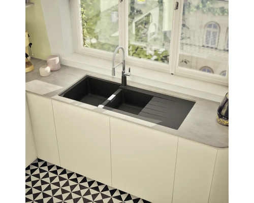 Spüle mit zwei Becken und Abtropffläche unter einem Fenster in einer Küche