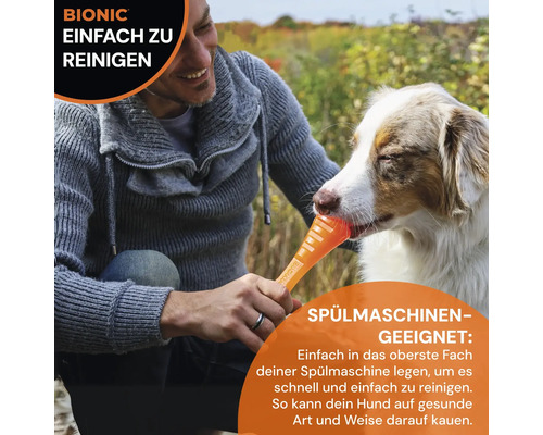 Mann gibt Hund Bionic Kauartikel