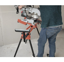 Kapp- und Gehrungssäge auf einem Sägeständer mit Rollenauflage in einer Werkstatt.