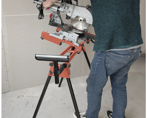 Kapp- und Gehrungssäge auf einem Sägeständer mit Rollenauflage in einer Werkstatt.