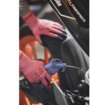 Motorradreinigung mit Druckluftpistole und Schutzhandschuhen
