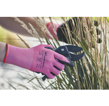 Gartenarbeit mit einer Gartenschere und Gartenhandschuhen