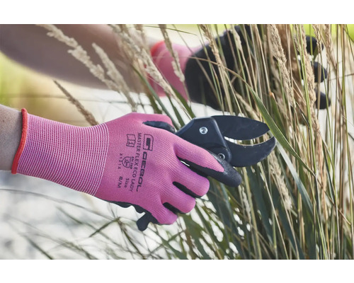 Gartenarbeit mit einer Gartenschere und Gartenhandschuhen
