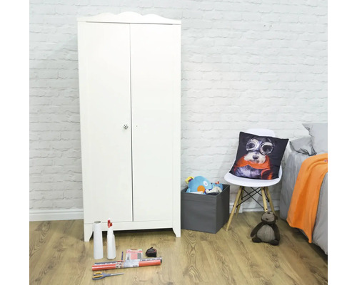 Kinderschlafzimmer mit weißem Kleiderschrank, Stuhl und Spielzeug