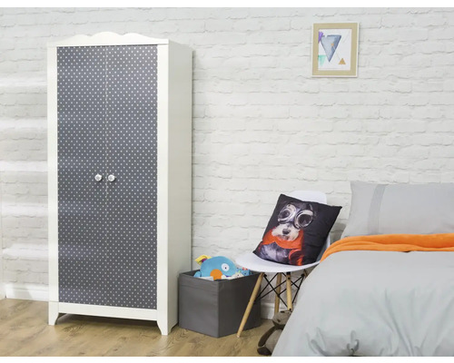 Kinderzimmer mit Kleiderschrank, Bett und Dekoration