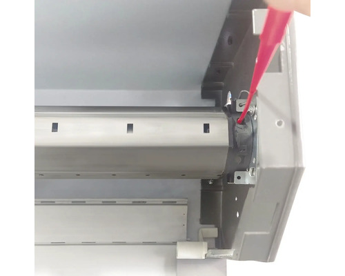 Rollomechanismus mit rotem Werkzeug zur Reparatur