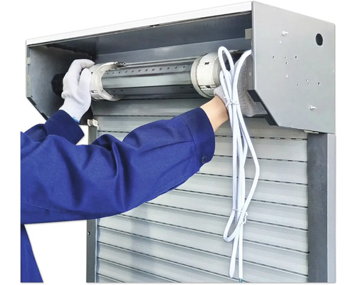 Montage eines Rollladensystems durch eine Person