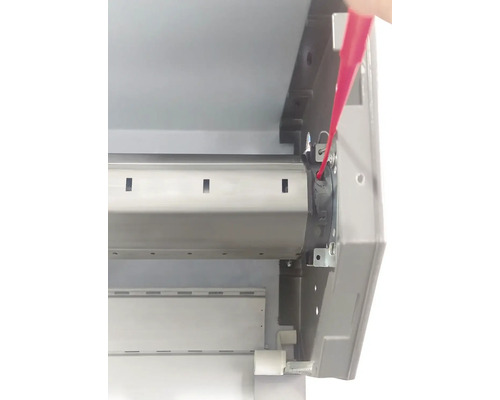 Detailansicht eines Rollladens bei der Installation mit einem Werkzeug.