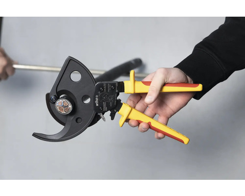 Kabelschneider in Verwendung zum Schneiden eines Kabels.