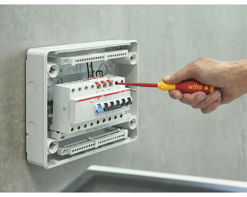 Installation eines Sicherungskastens mit einem Wiha Schraubendreher