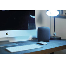 Arbeitsplatz mit Computer, Tastatur, Maus, Lautsprecher und Lampe