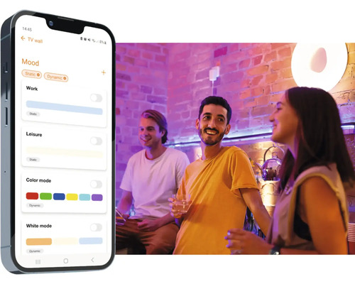 Smartphone mit Lichtsteuerungs-App und Gruppe von Freunden im Hintergrund
