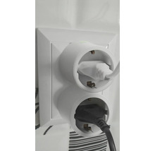 Zwei Steckeradapter mit eingesteckten Stromkabeln an einer Wandsteckdose