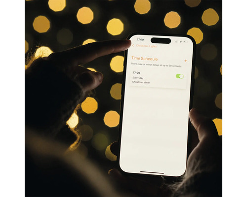 Smartphone mit geöffneter App zur Steuerung von Weihnachtslichtern