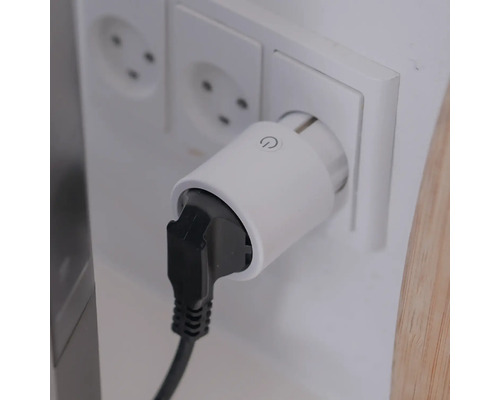 Steckdose mit Zwischenstecker und Netzstecker