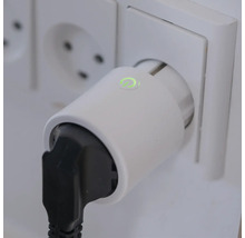 Intelligente Steckdose mit Stecker in Wandsteckdose