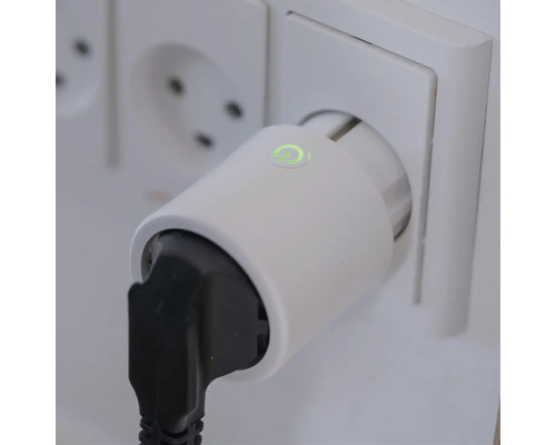 Intelligente Steckdose mit Stecker in Wandsteckdose