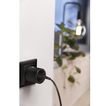 Intelligente Steckdose mit Stromkabel in Steckdose