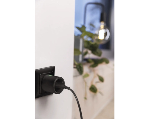 Intelligente Steckdose mit Stromkabel in Steckdose