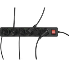 Mehrfachsteckdose mit mehreren eingesteckten Stromkabeln