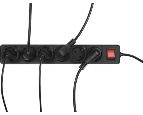 Mehrfachsteckdose mit mehreren eingesteckten Stromkabeln