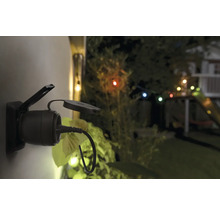 Außensteckdose mit angeschlossenem Stecker im Garten