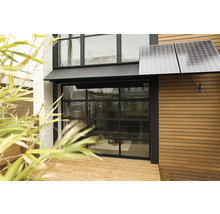 Hausfassade mit Fenster, Solarzellen und Holzverkleidung