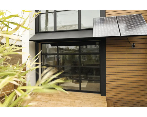 Hausfassade mit Fenster, Solarzellen und Holzverkleidung