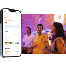 Smartphone mit Beleuchtungs-App in einer Szene mit Menschen in einem Raum
