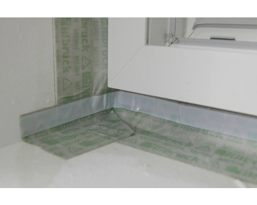 Detailansicht einer Fensterabdichtung mit Dichtband.