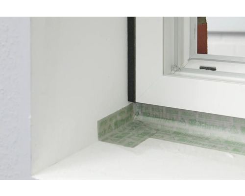 Detailansicht eines Fensters mit Dichtungsband zur Abdichtung.