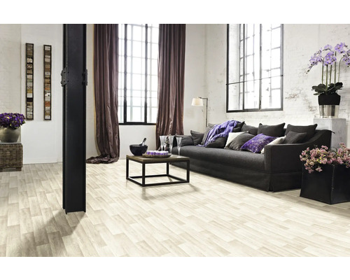 Wohnzimmer mit Sofa, Couchtisch und hellem Holzboden