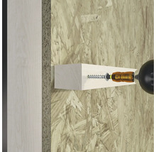 Anbringen eines Holzstücks mit einer Schraube an einer Wand mit einem Schraubenzieher