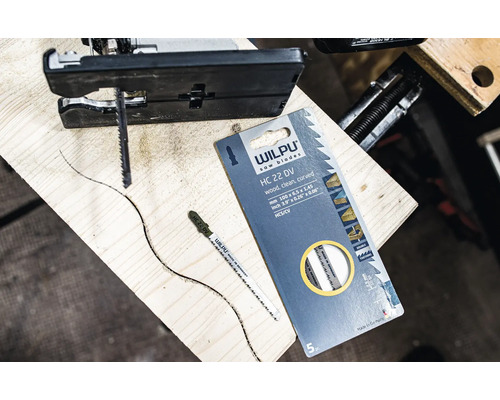 Wilpu Stichsägeblätter HC 22 DV mit Stichsäge auf Holzbrett