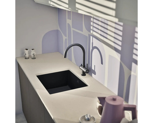 Spüle mit Wasserhahn in einer modernen Küche.