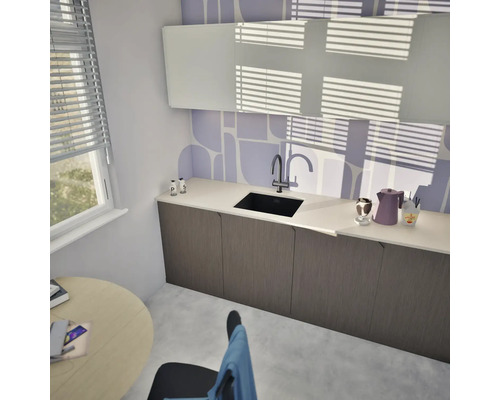 Küchenszene mit Spüle, Armatur, Schränken und Küchenutensilien