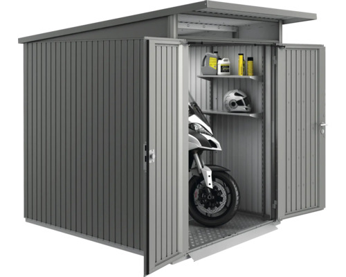 Metall Gerätehaus mit geöffneten Türen, Motorrad, Regalen und Zubehör