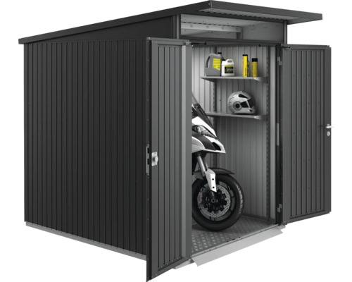 Motorradgarage aus Metall mit geöffneten Türen, inklusive Motorrad, Helm und Regalen zur Aufbewahrung
